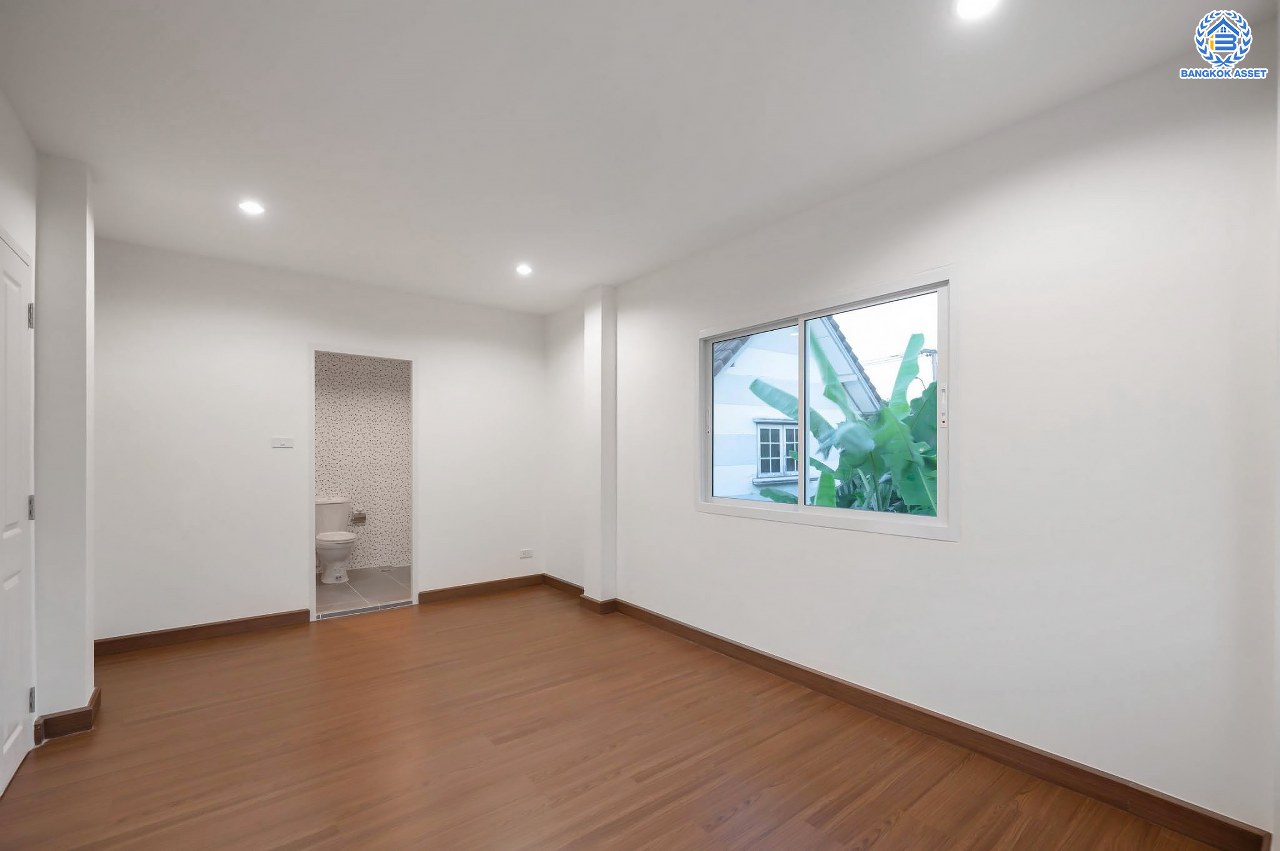 บ้านมือสองตกแต่งใหม่ โครงการ กฤษดานคร18 พุทธมณฑลสาย3 เนื้อที่ 74 ตร.ว. บนพื้นที่ใช้สอย 158.9 ตร.ม. อีกระดับของฟังก์ชัน 4 ห้องนอน 3 ห้องน้ำ จอดรถได้ 2 คัน พร้อม 1 ห้องอเนกประสงค์สุด Private ที่สามารถปรับการใช้งานได้หลากหลาย บนทำเลศักยภาพเชื่อมต่อหลายเส้นทาง ใกล้เซ็นทรัลปิ่นเกล้า ม.มหิดล และทางด่วน "ศรีรัช"